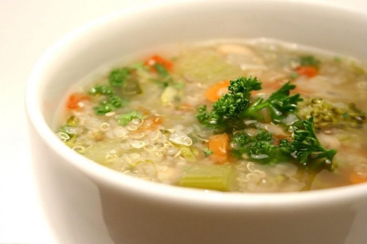 Лимонный суп с курицей и киноа