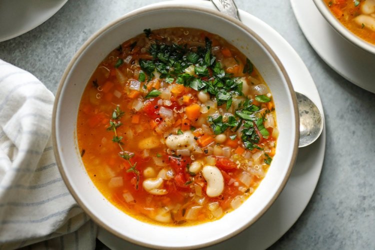 Суп с киноа и шпинатом