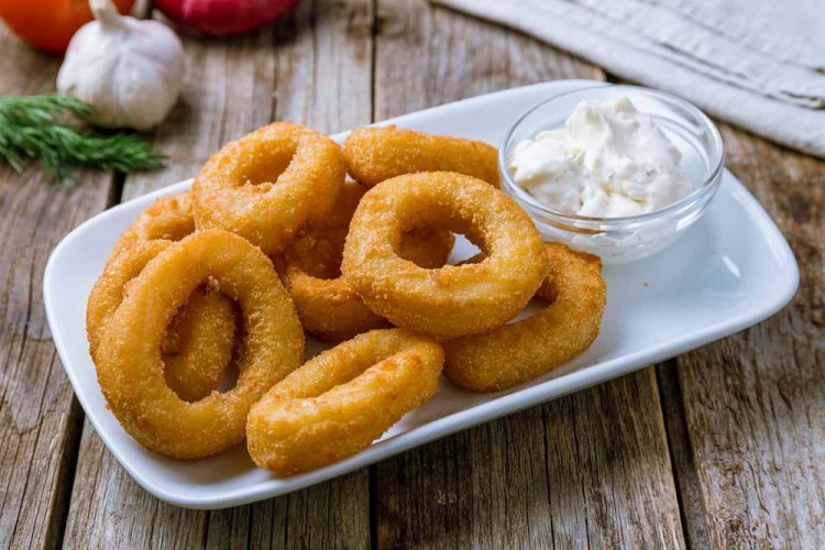 Луковые кольца в кляре на сковороде