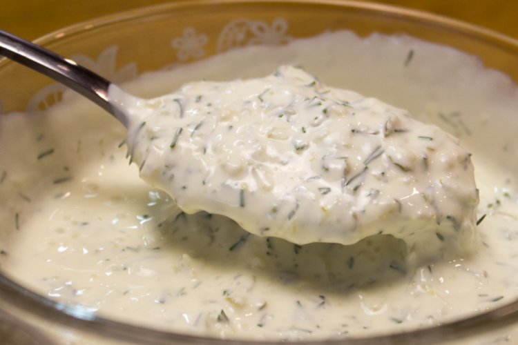 Сметанная подлива с маринованными огурцами для картофельного пюре