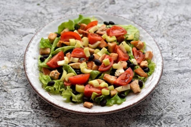 Салат с курицей, помидорами и сельдереем