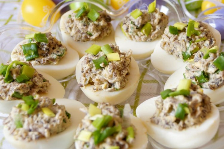 Яйца, фаршированные шпротами