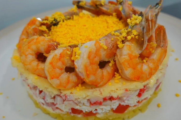 Слоеный салат с креветками и крабовыми палочками