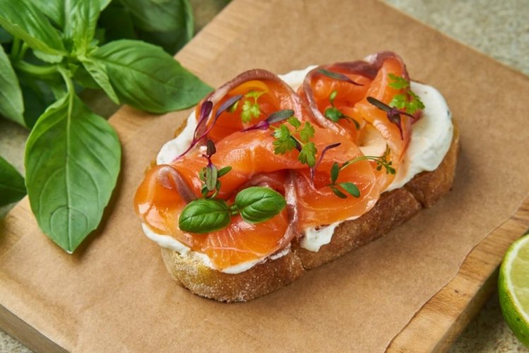 Брускетты с лососем