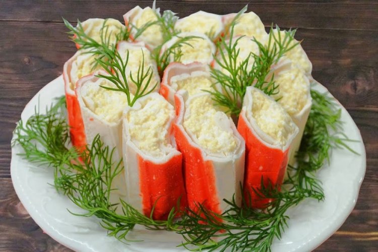 Рулетики из крабовых палочек с яйцом и сыром