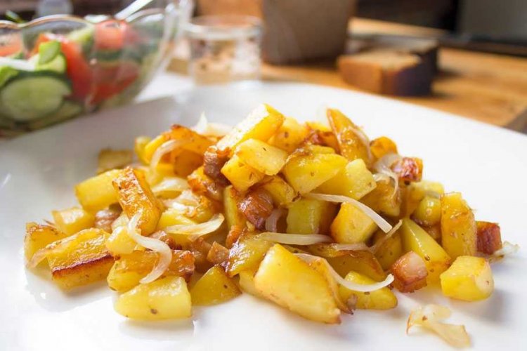 Картошка со шкварками на сковороде