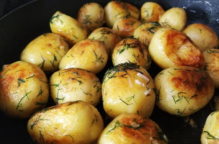 Молодая картошка на сковороде
