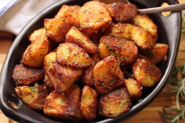 Картошка с соевым соусом на сковороде