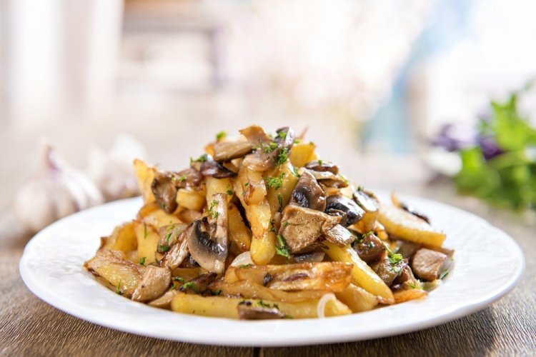 Картошка с грибами и луком на сковороде