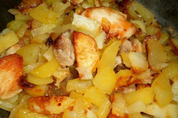 Картошка с курицей на сковороде