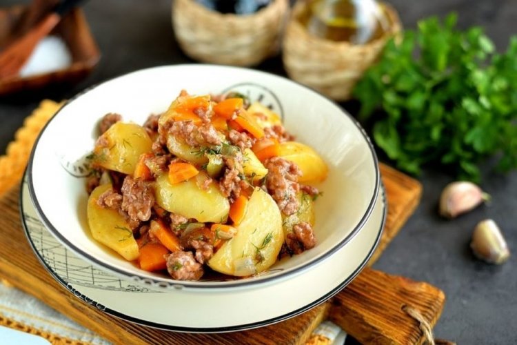 Картошка с фаршем на сковороде