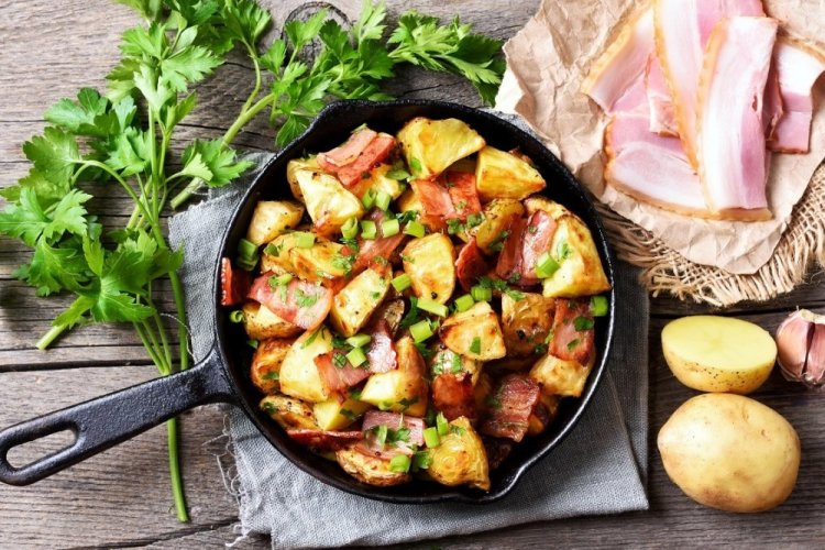 Картошка с беконом на сковороде