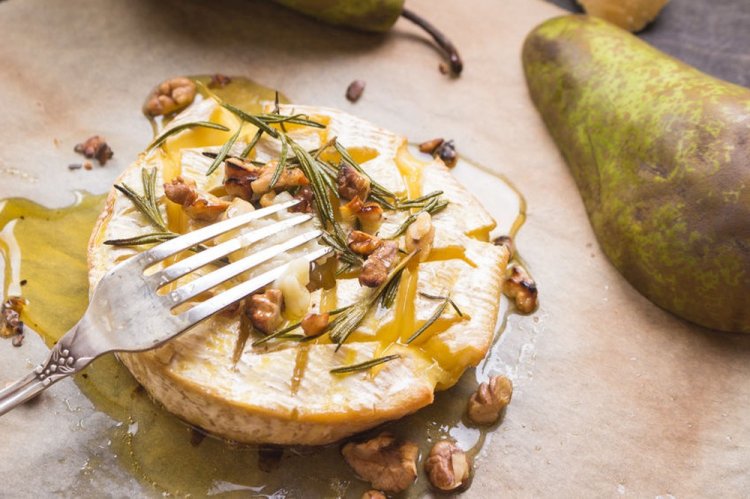 Камамбер с грушей в духовке