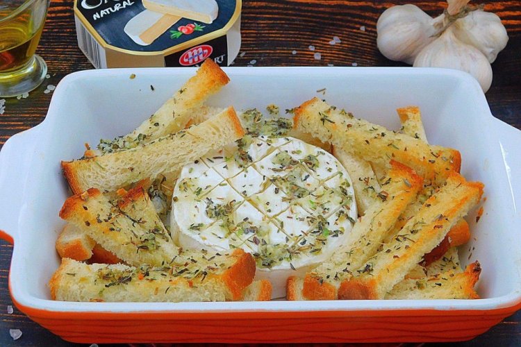 Камамбер с гренками в духовке