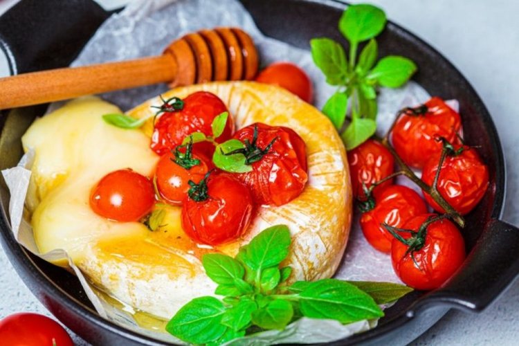 Камамбер с помидорами черри в духовке