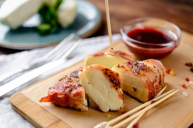 Камамбер с беконом в духовке