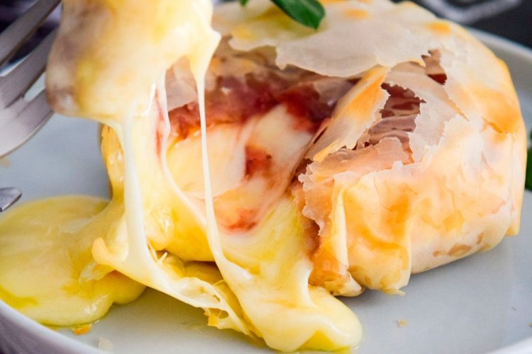 Камамбер в тесте фило в духовке