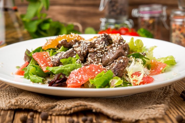 Салат с куриной печенью и грейпфрутом