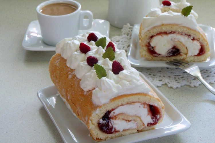 Бисквитный рулет со сливочным сыром