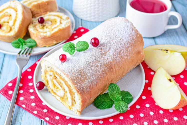 Бисквитный рулет с яблоками