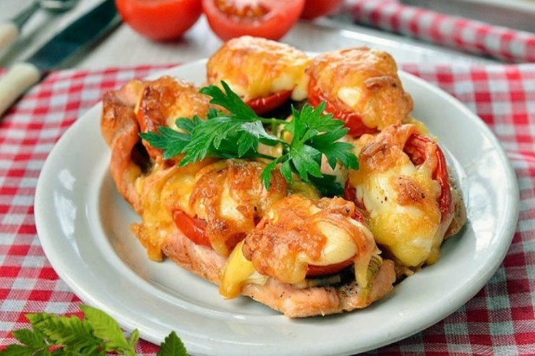 Филе индейки с помидорами в духовке