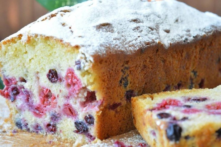 Безглютеновый кекс с бананом и ягодами