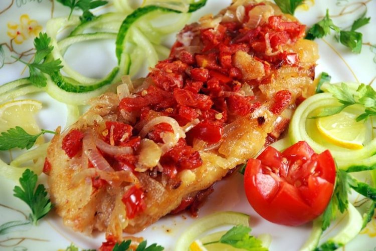 Судак, запеченный с овощами в духовке