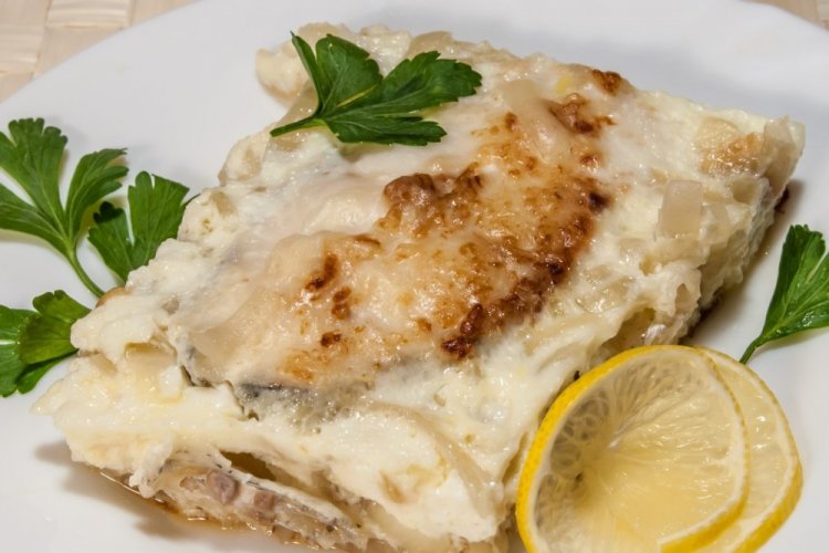 Запеченный судак в сметане под сыром