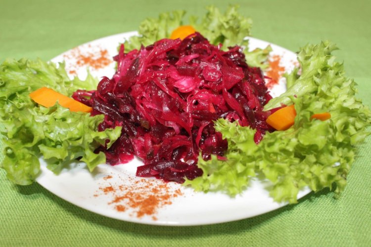 ПП салат из квашеной капусты и свеклы