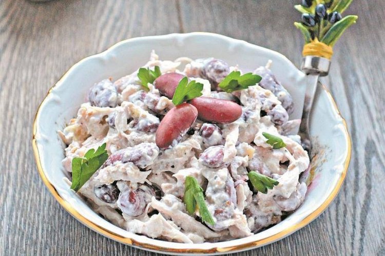 ПП салат с курицей и фасолью