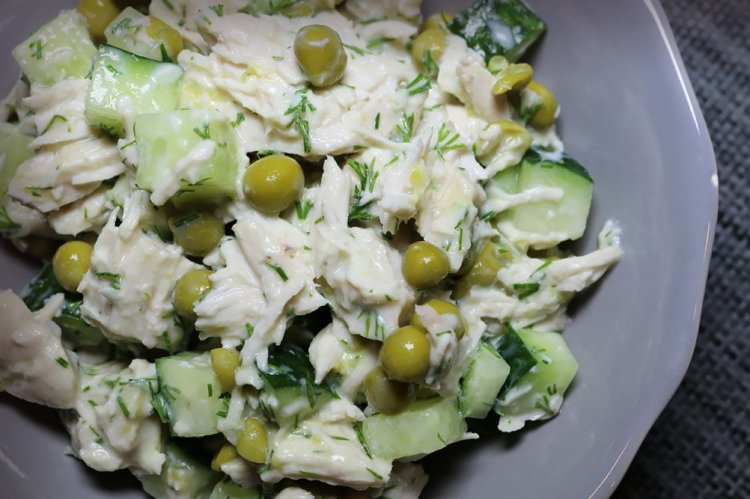 ПП салат с курицей и зеленым горошком