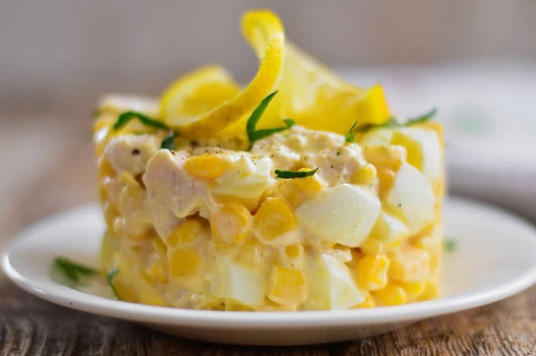 ПП салат с курицей, ананасом и кукурузой