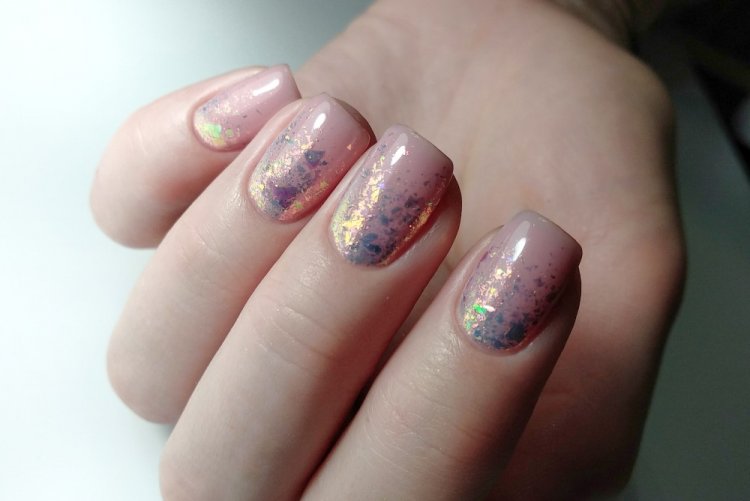 Маникюр с «хлопьями юки»