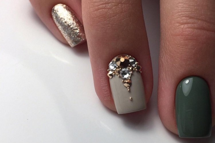 Стразы на короткие ногти