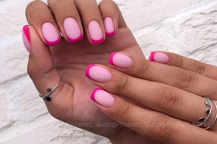 Французский маникюр на цветной базе