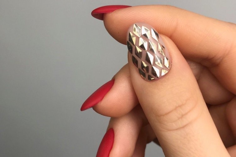 Чешуя дракона на короткие ногти