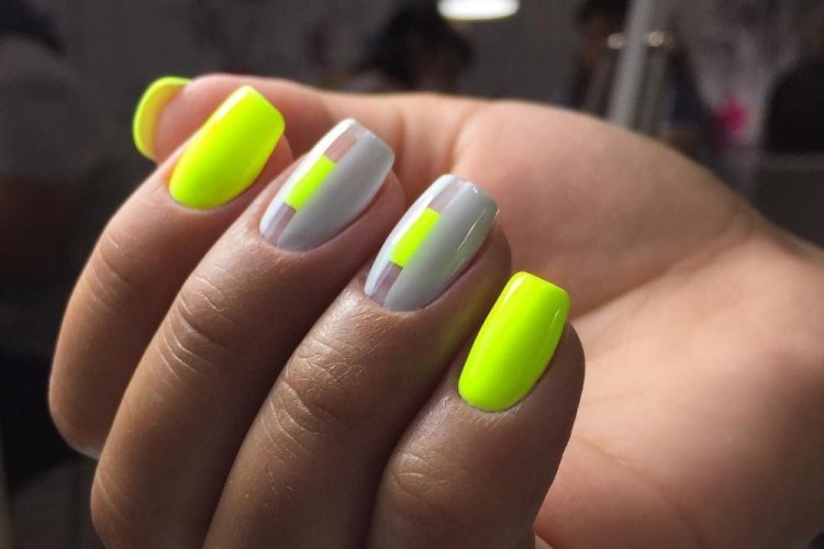Цветной маникюр на короткие ногти