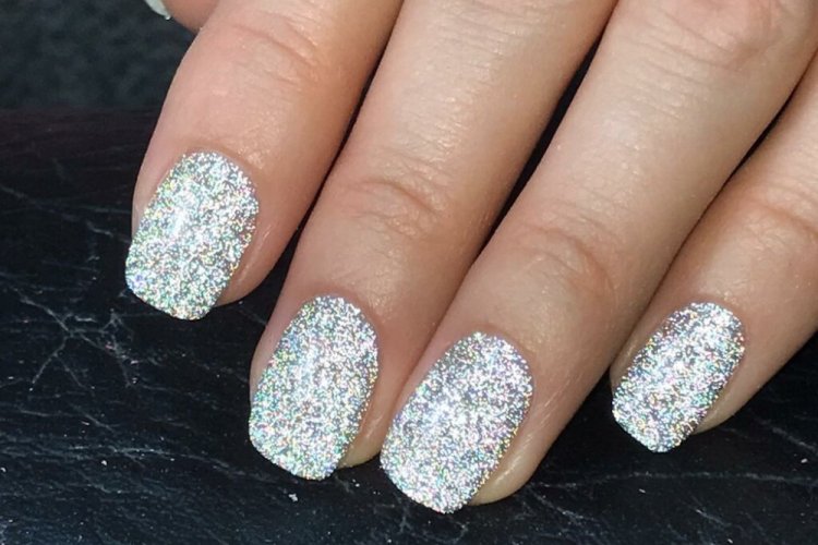 Светоотражающий маникюр