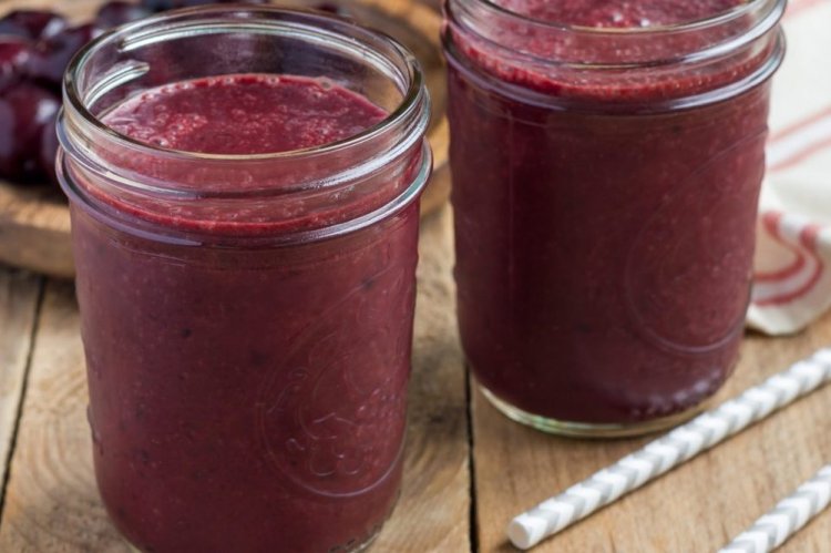 Смузи с вишней, миндальным молоком и семенами чиа