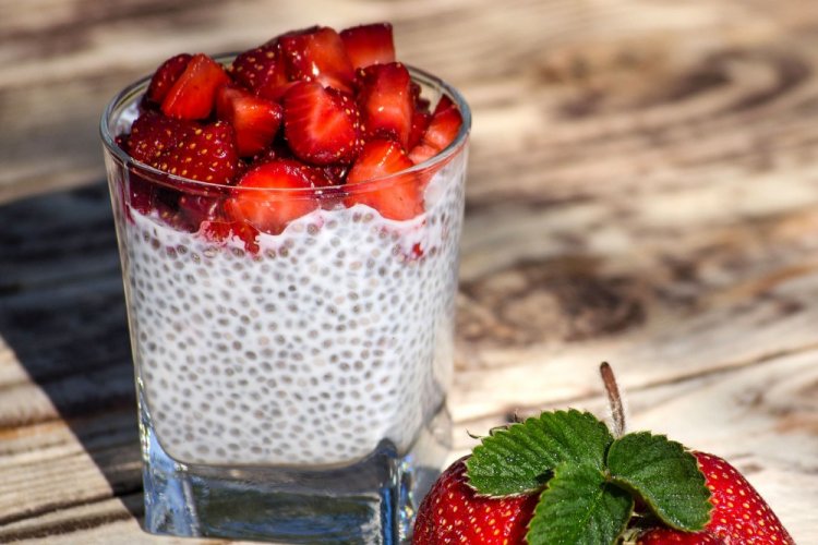 Чиа-пудинг с йогуртом и клубникой