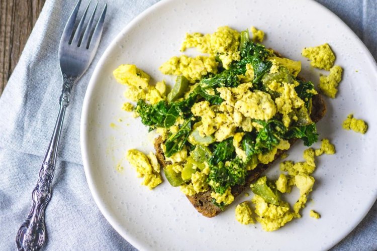 Скрэмбл из тофу со шпинатом