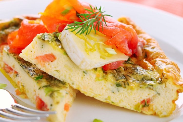 Белковая фриттата с лососем