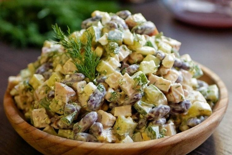 Белковый салат с маринованными огурцами и перепелиными яйцами