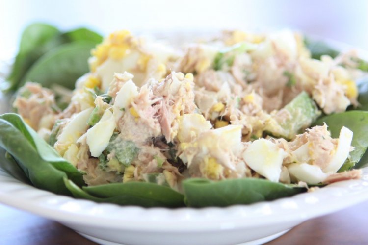 Белковый салат с тунцом и огурцом