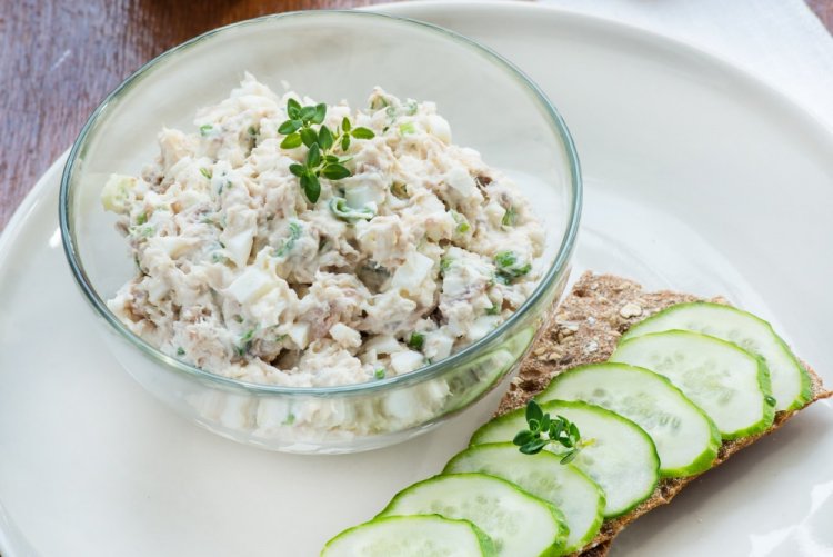 Белковый салат с творогом и тунцом