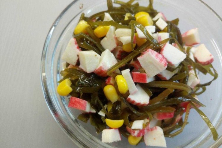 ПП салат с крабовыми палочками и морской капустой