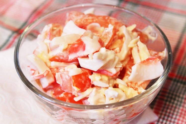 ПП салат с крабовыми палочками, помидорами и сыром