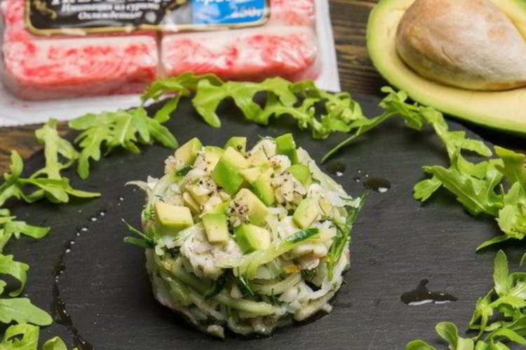 ПП салат с крабовыми палочками, авокадо и маринованными огурцами