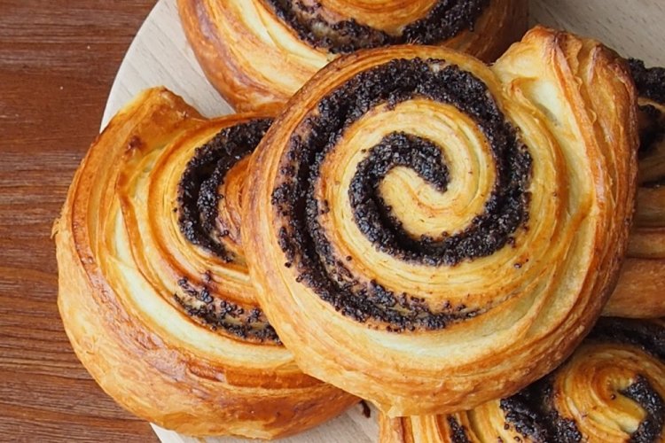 Булочки с маком из слоеного теста