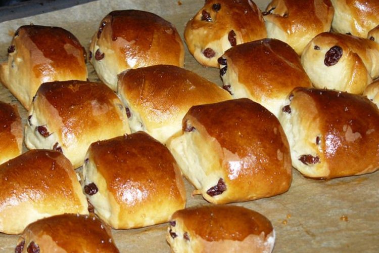 Сдобные булочки с изюмом